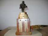 Ozonlampe - Lampe med figur Gruppe: Alabast - En mand med 2 grise under armene. Hjde: 24cm